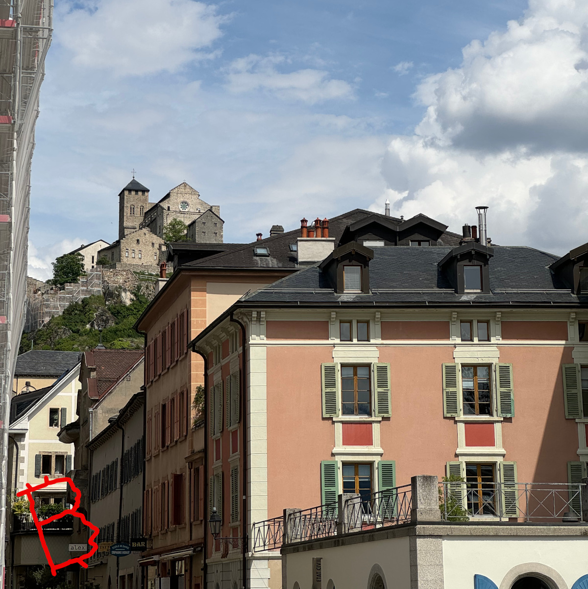 Zoom to Valère Basilica (Place de la Planta)